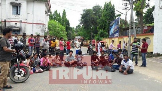 Woman abused in broad-day-light by 25 people while protesting Municipalityâ€™s unhygienic activities : cadres attacked Journalists seized cameras : Protest held before SP Office 